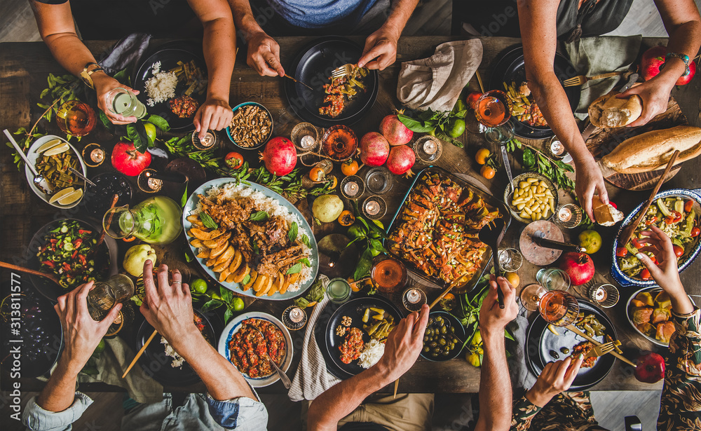 土耳其美食家庭盛宴。人们用羊排、木瓜、豆子、沙拉等庆祝。