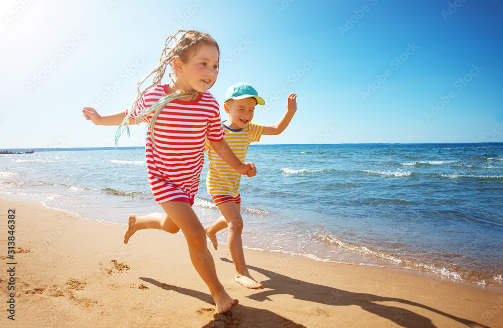 男孩和女孩在海滩上玩耍