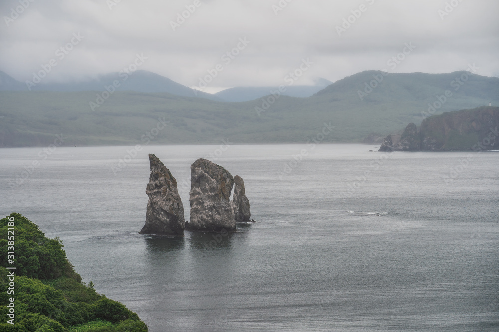 堪察加半岛风景如画的海景：海浪中的岩石岛屿-三兄弟的岩石