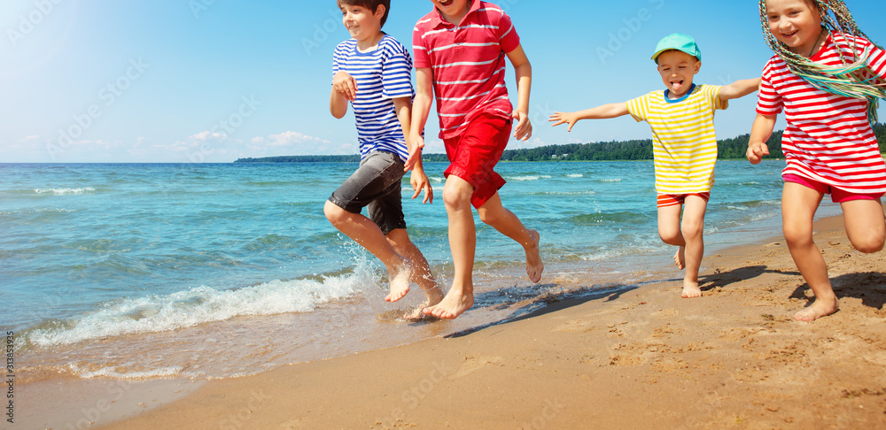 快乐的孩子们在海边度假，在水中奔跑
