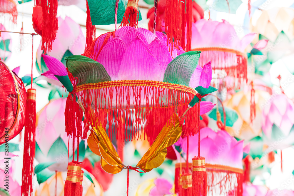 中国传统五彩莲花灯