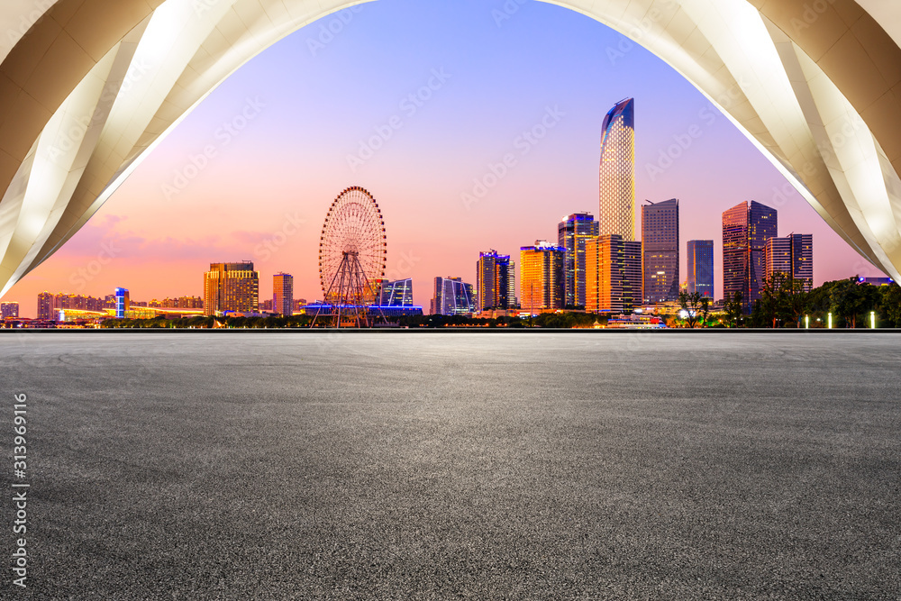 日落时分，中国苏州空旷的赛道和城市天际线。