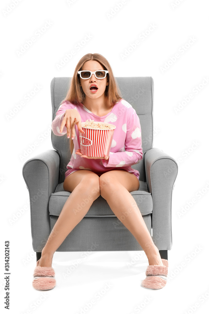 坐在白底扶手椅上看电影的惊讶女人