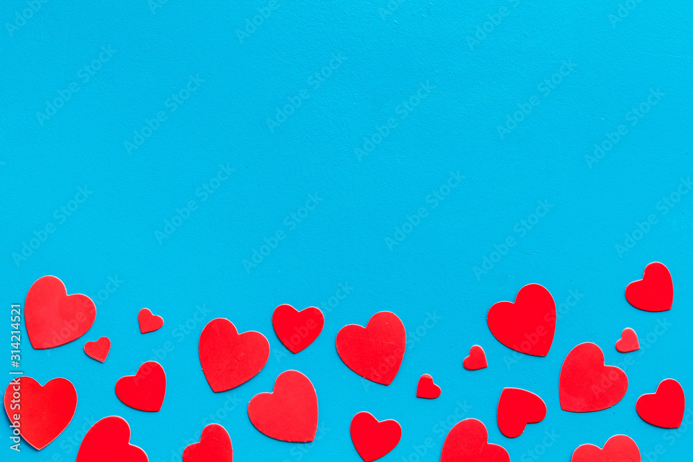 情人节设计。蓝色背景上的红心框自上而下的复制空间