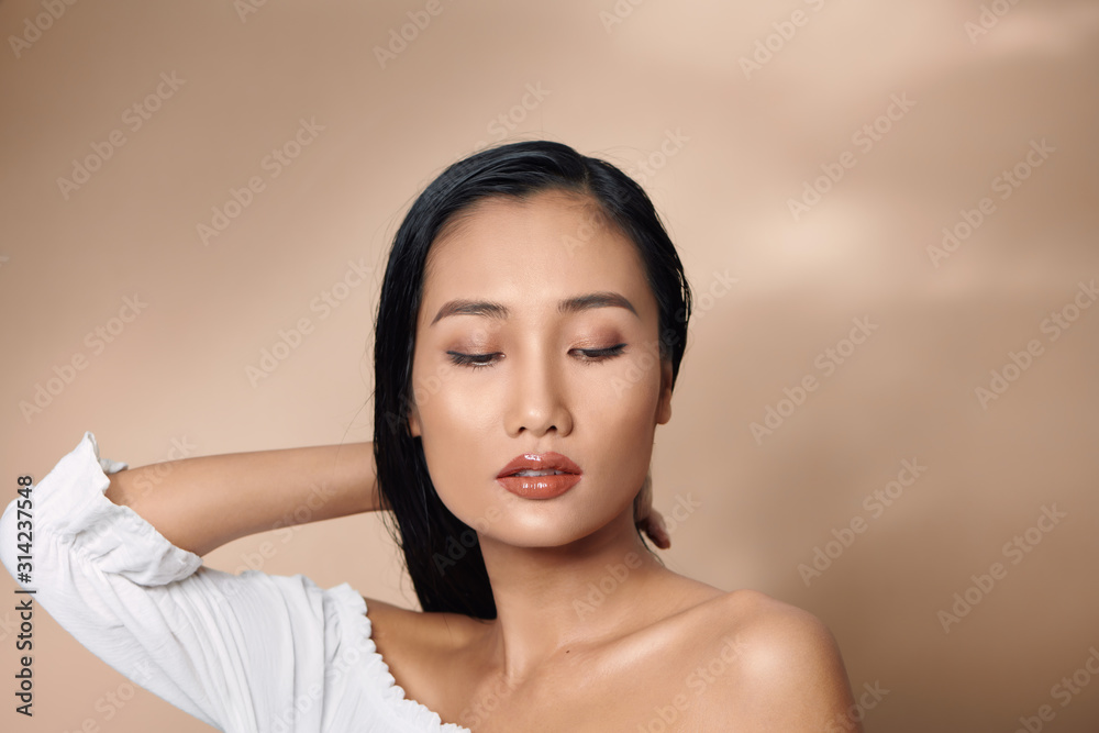 拥有完美肌肤和完美妆容的年轻亚洲美女肖像