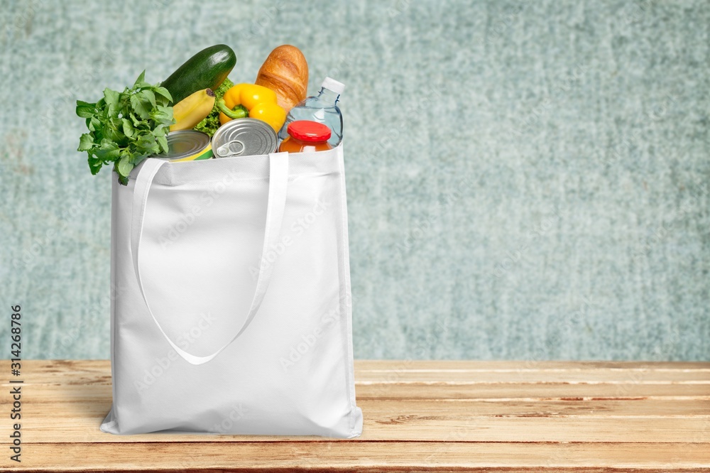 装满彩色蔬菜的购物袋