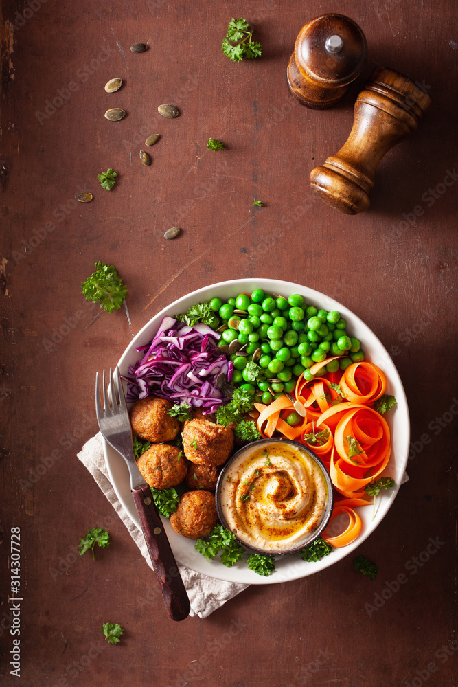 健康素食午餐碗配沙拉三明治鹰嘴豆泥胡萝卜带卷心菜和豌豆