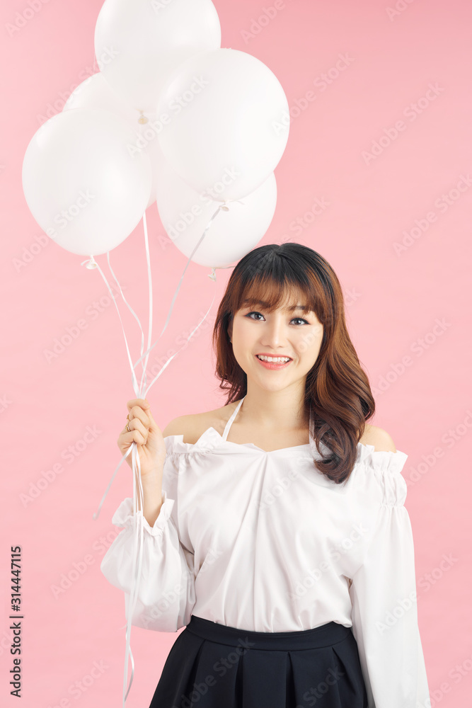 带着白色气球大笑的美女，被隔离在粉色背景上