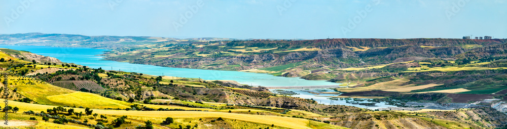 土耳其东南部幼发拉底河上的阿塔图尔克大坝湖