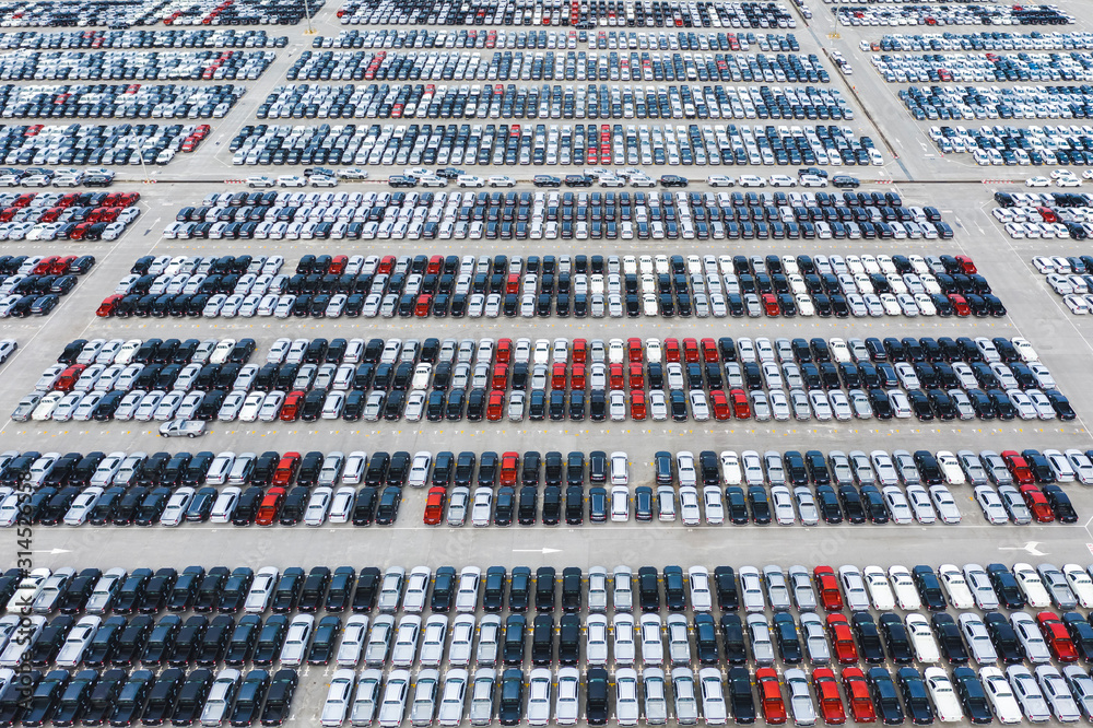 物流港出口码头的一排新车俯视图