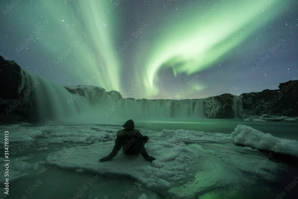冰岛戈达福斯瀑布上方的北极光（北极光）