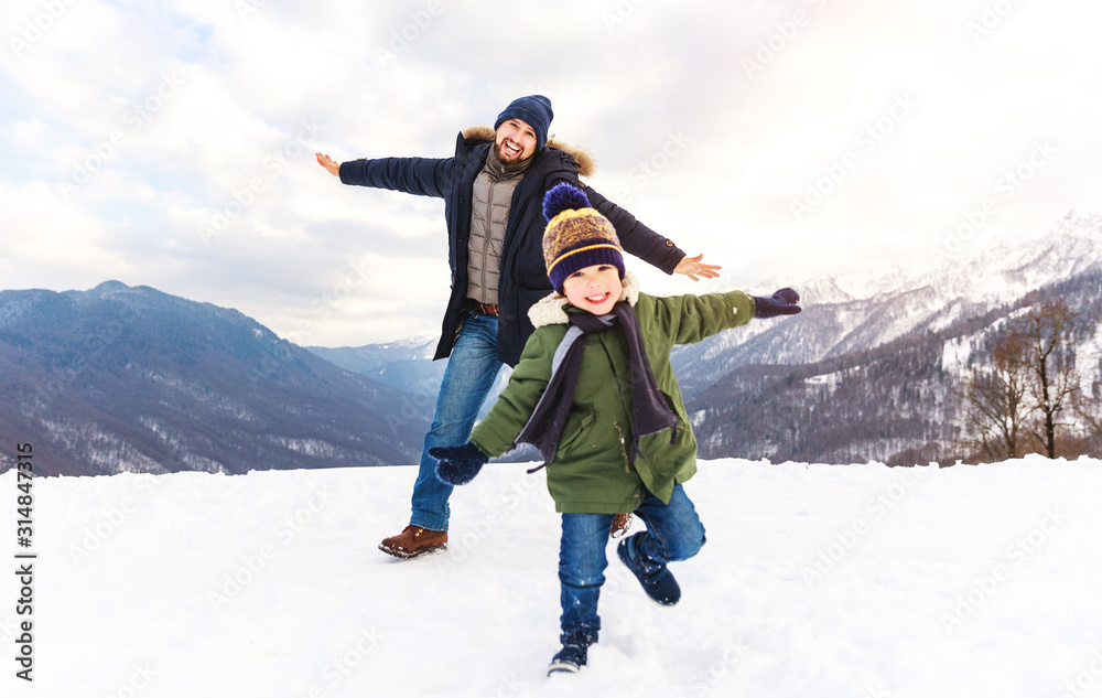 快乐的家庭爸爸和孩子在冬天散步