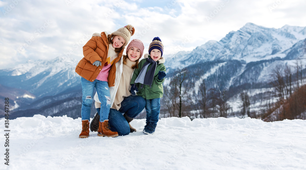 快乐家庭母亲和孩子在冬季散步中玩得很开心