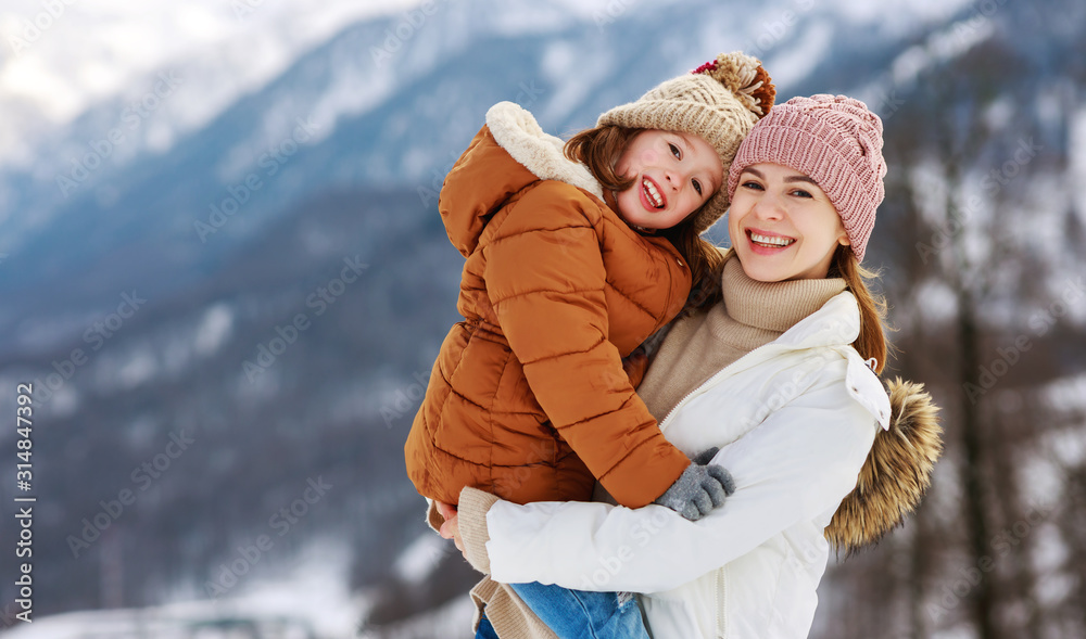 快乐家庭母亲和孩子在冬季散步玩耍