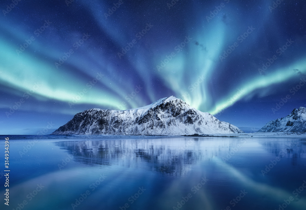 北极光，罗弗敦群岛，挪威。北极光，山脉和水面上的倒影。获胜