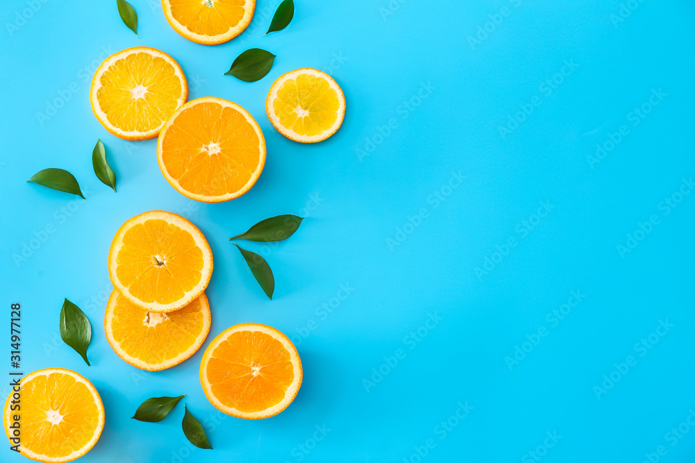彩色背景上的甜橙