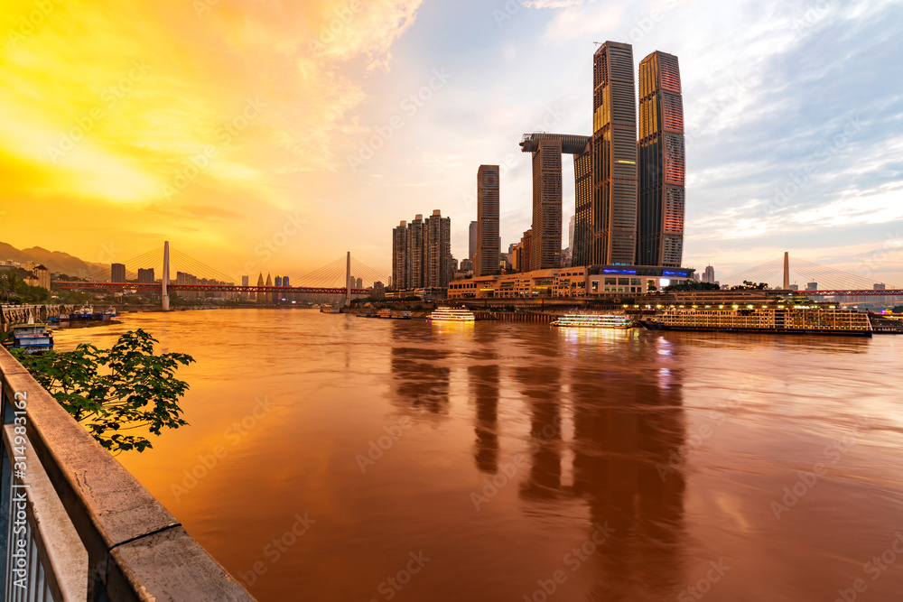 中国重庆，日落时分的朝天门码头天际线和建筑。全景。