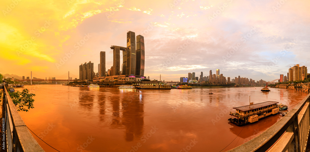 中国重庆日落时的朝天门码头天际线和建筑。全景。