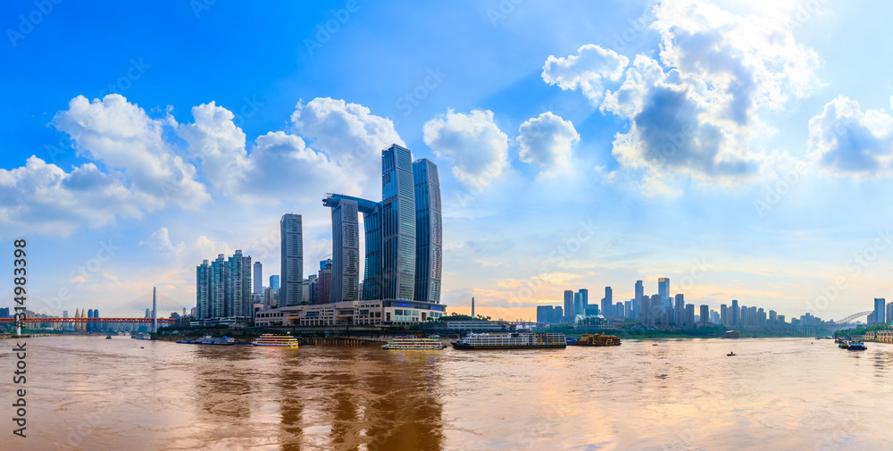 中国重庆朝天门码头天际线和建筑。全景。
