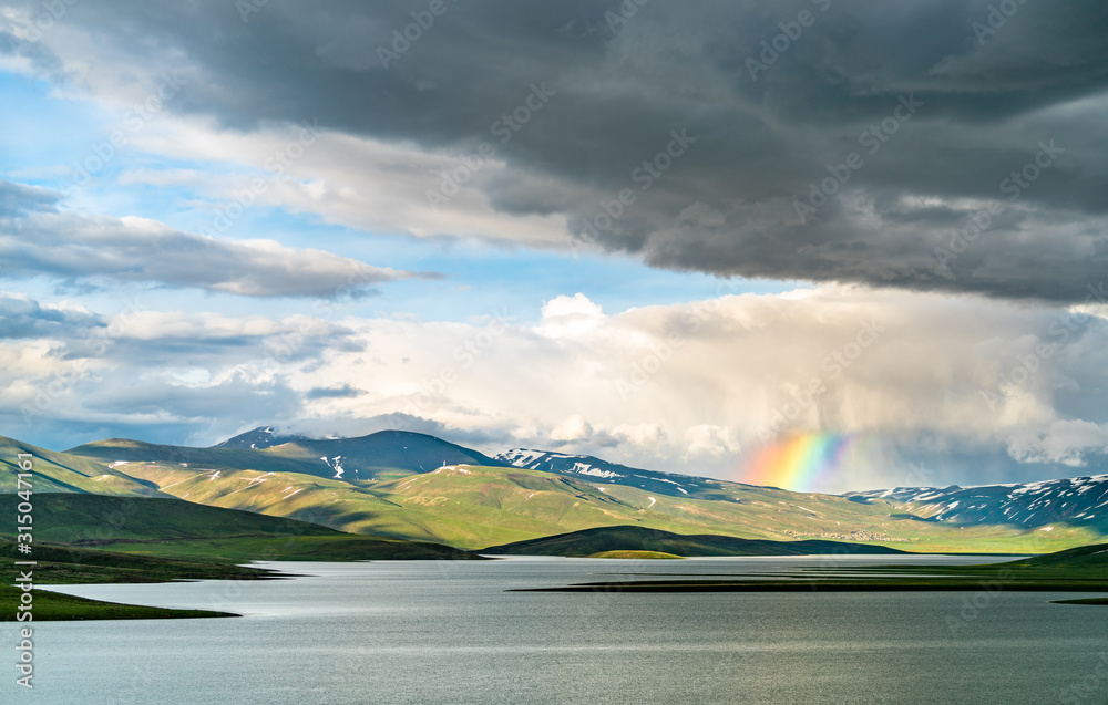 土耳其猫坝湖上空的彩虹