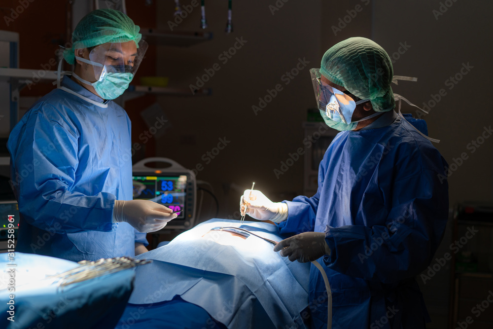 剖腹产手术室的医生手术团队在病人分娩时