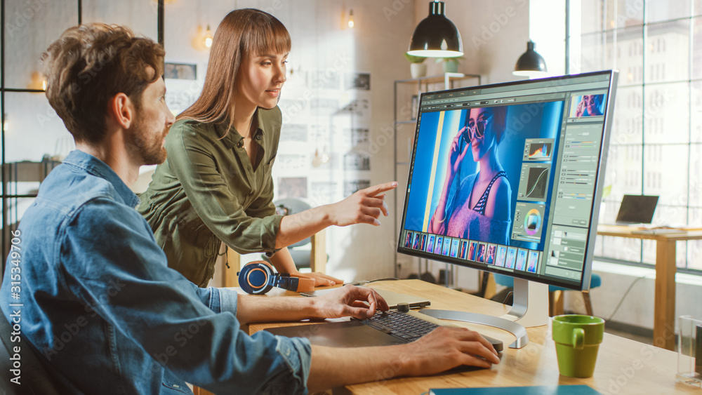 女性艺术总监咨询设计师同事，他们在照片编辑软件中制作肖像。