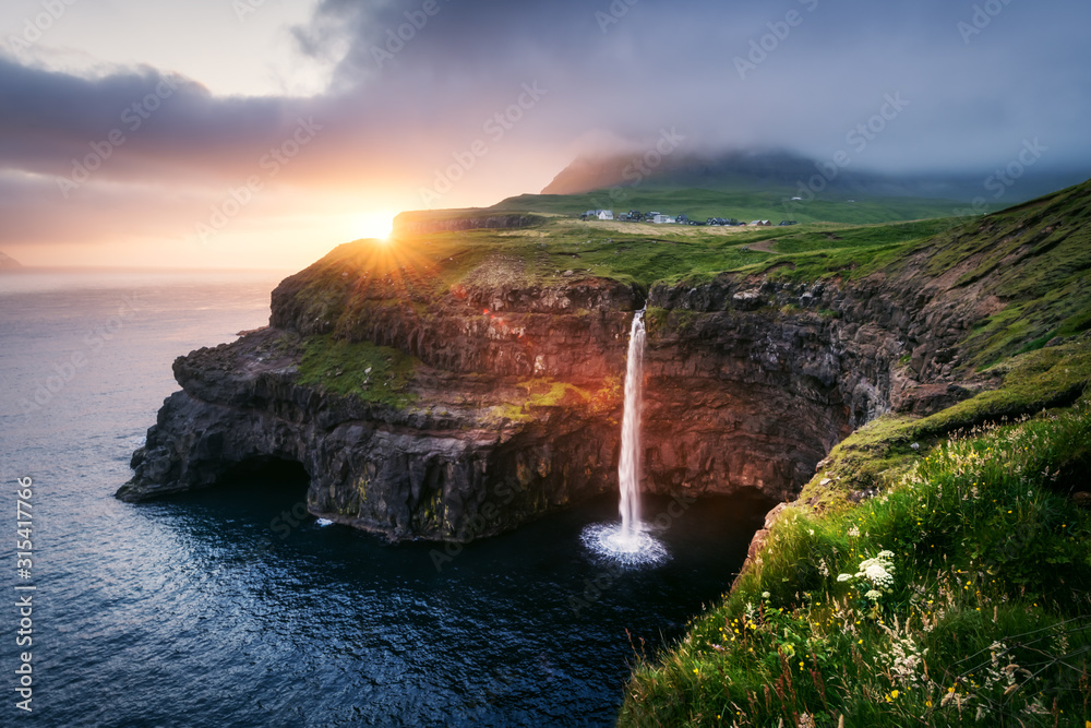 法罗群岛Vagar岛Gasadalur村的Mulafossur瀑布令人难以置信的日落景色