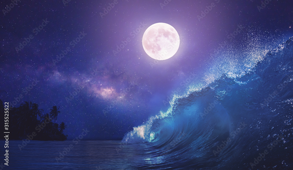 美丽的海洋夜景，热带背景下有冲浪波和满月