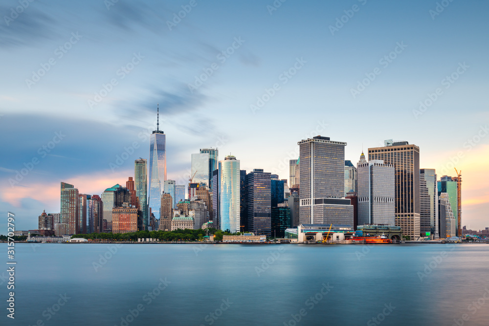 美国纽约，纽约，海港上黄昏时分的市中心天际线。