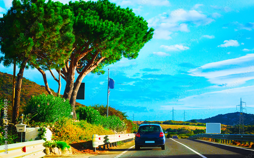 夏天，意大利撒丁岛Costa Smeralda的汽车在路上行驶。交通工具在高速公路上行驶