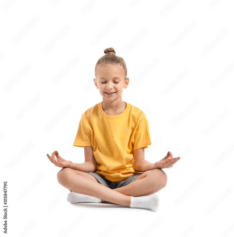 小女孩在白色背景下练习瑜伽