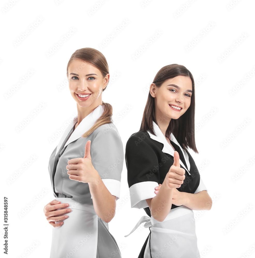 美丽的女服务员在白色背景上竖起大拇指的肖像