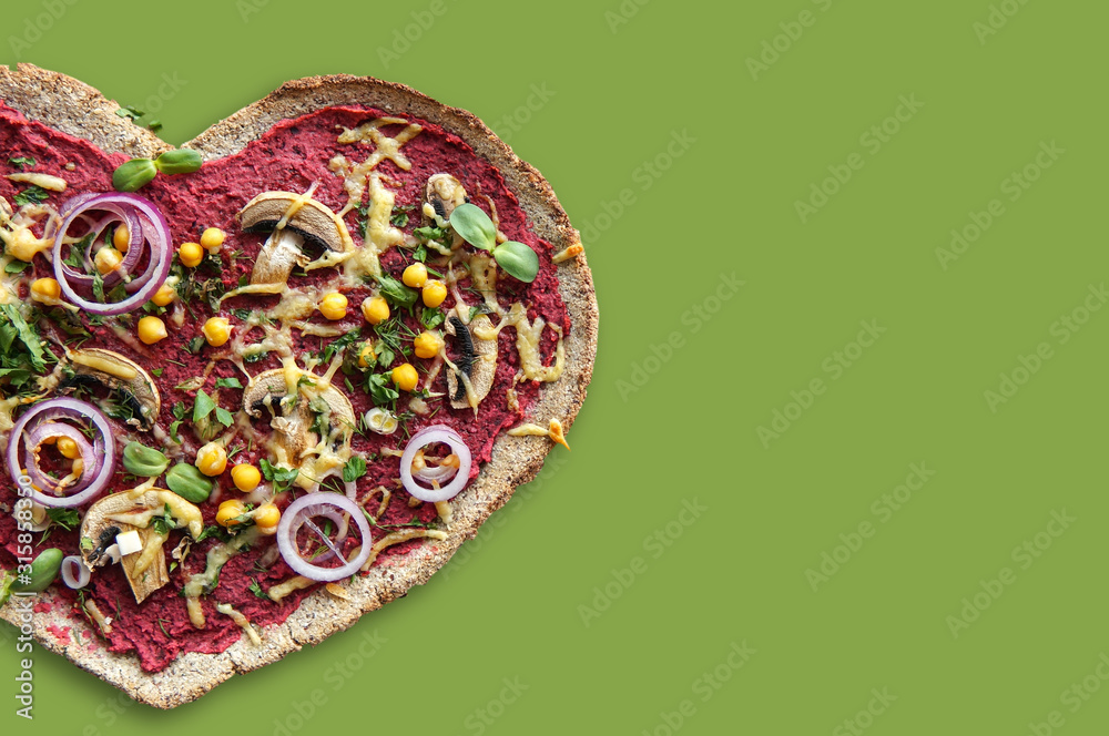 蘑菇、甜菜、洋葱和罗勒自制披萨。俯视图，绿色有复制空间