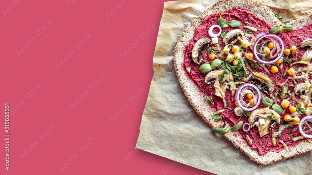 蘑菇、甜菜、洋葱和罗勒自制披萨。俯视图，红色空白处