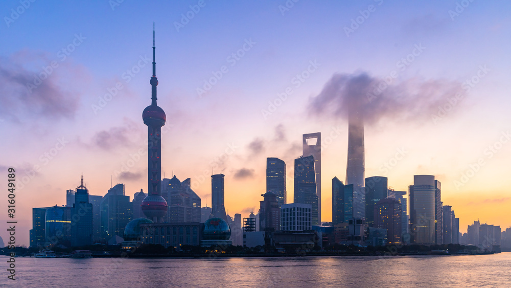 上海天际线和摩天大楼，黄浦江上的中国上海现代城市。