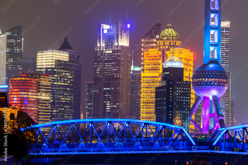 上海天际线和摩天大楼，中国黄浦江上的上海现代城市。