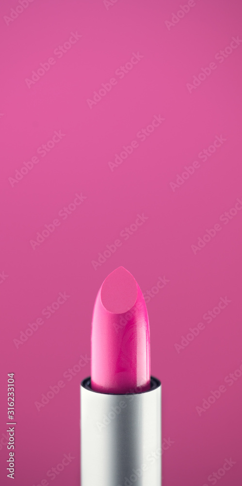 粉色口红特写，粉色背景。紫色口红，特写。唇彩，化妆品公司