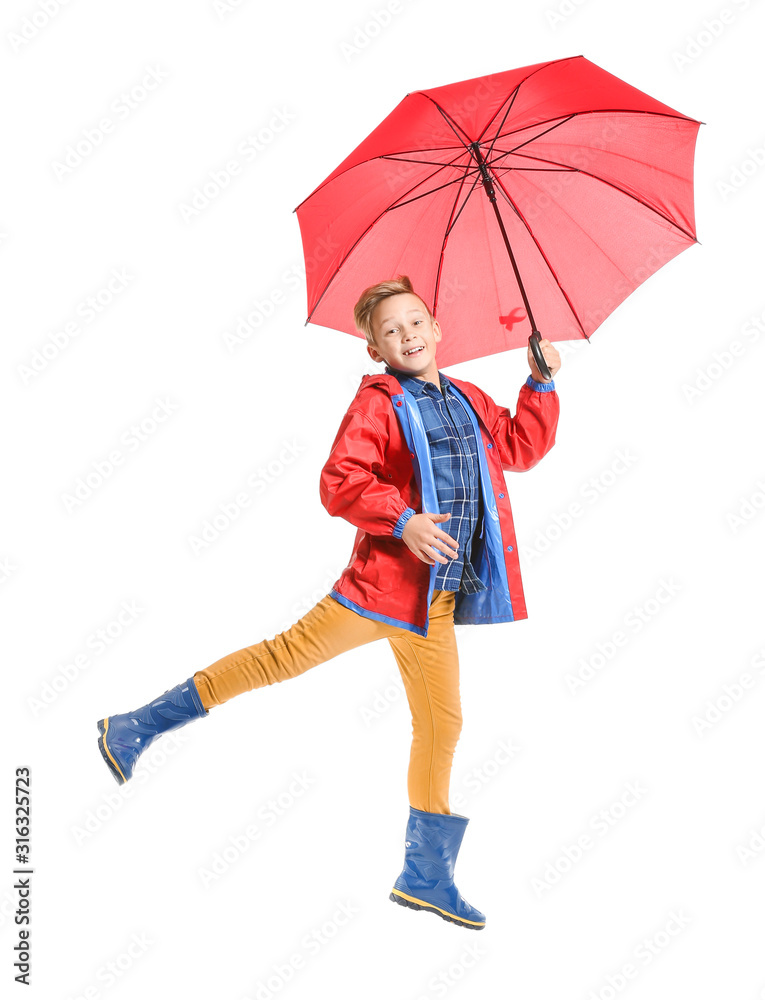 白色背景下带伞跳跃的小男孩