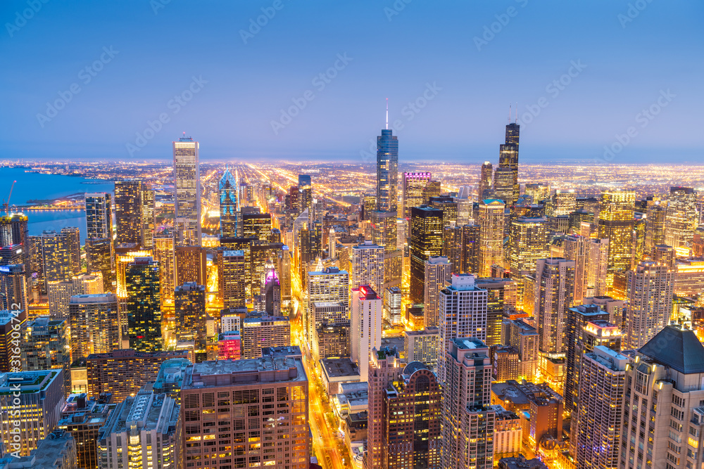 美国伊利诺伊州芝加哥黄昏时分的空中城市景观