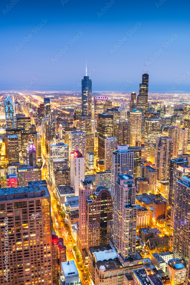 美国伊利诺伊州芝加哥，黄昏时分的空中城市景观