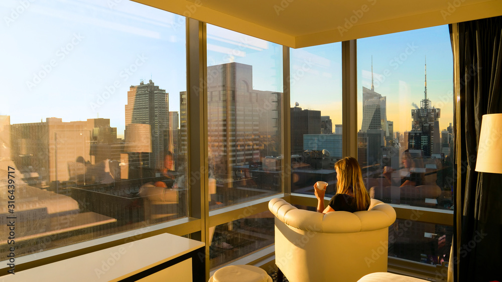 特写：明亮的晨光照进俯瞰城市的女性卧室