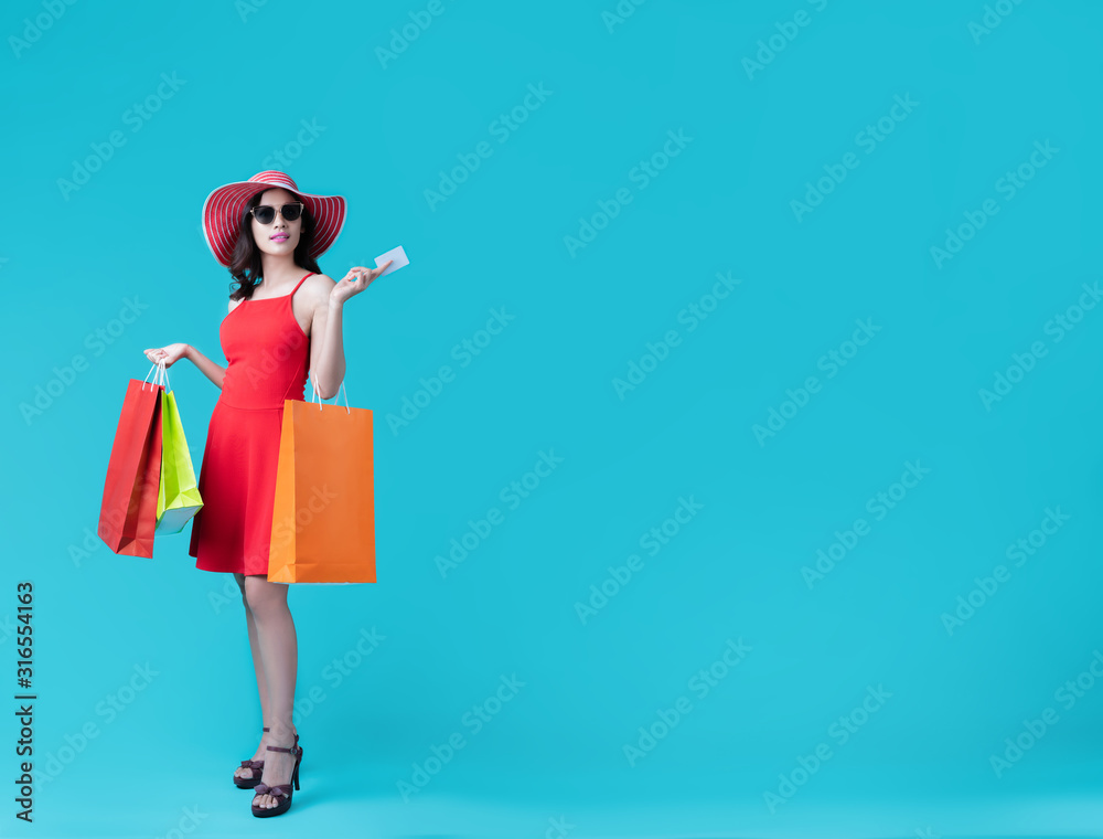 女人在购物在夏天，她使用信用卡，喜欢购物。