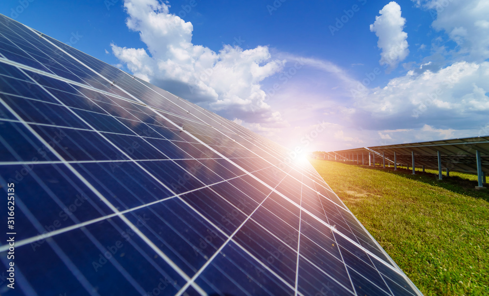 太阳能电池板利用太阳生产绿色、环保的能源。