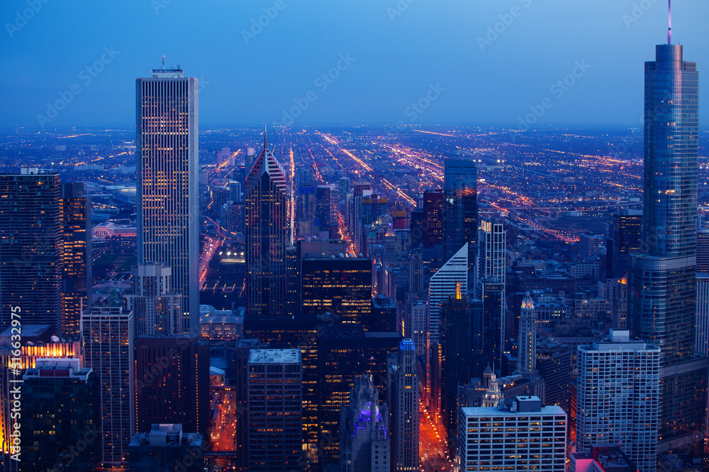芝加哥市中心傍晚黑暗时间城市全景，鸟瞰或鸟瞰美国伊利诺伊州