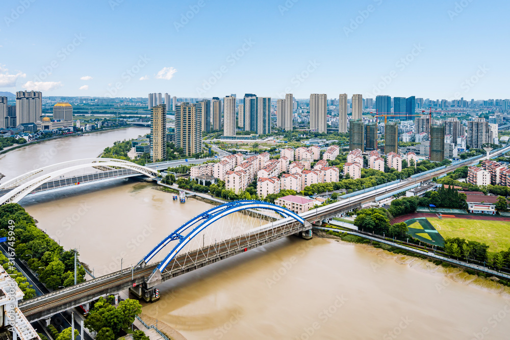 中国浙江省宁波市沿江大桥和天际线