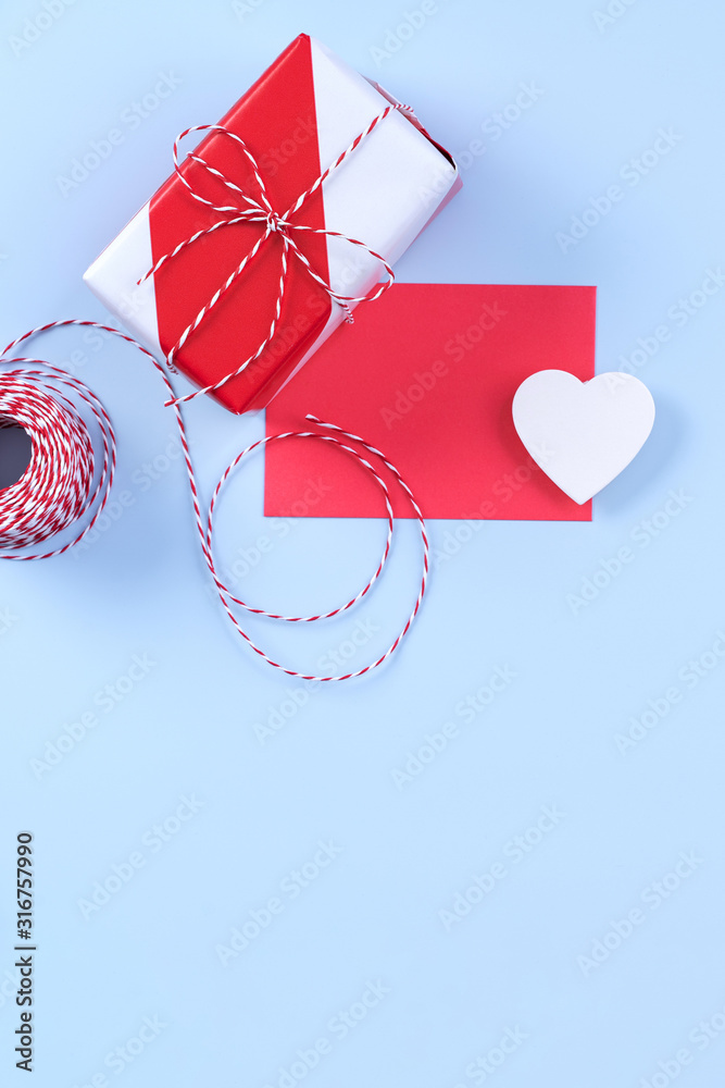 情人节、母亲节艺术设计理念推广-红白包装礼盒隔离