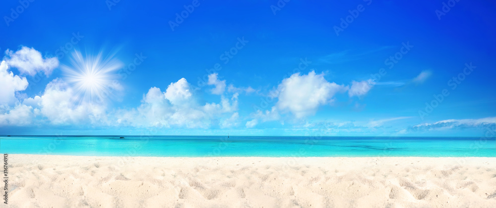 阳光明媚的日子里，美丽的海滩上有白沙，碧绿的海水和蓝天白云。帕诺拉