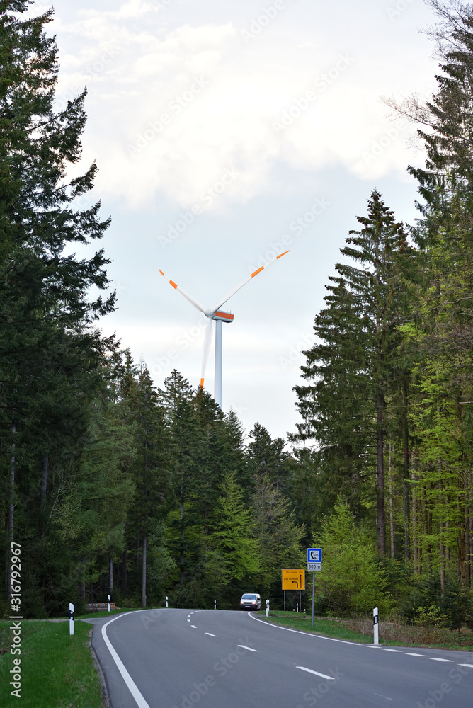 施瓦茨瓦尔德森林针叶林和道路中的大型风电场。生态和绿色t