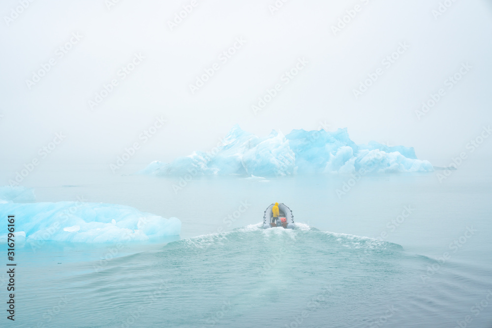 船上科学家研究全球变暖导致冰山融化