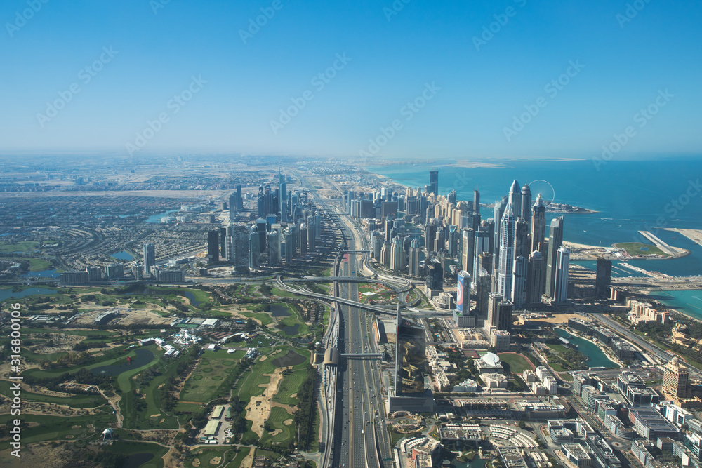 阿拉伯联合酋长国迪拜滨海区和谢赫·扎耶德路鸟瞰图。